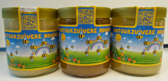Heerlijke Natuurzuivere Honing van Imkerij Sattelkammer in het gezellige Nederlandse Honing Glas. v.l.n.r. Bloemenhoning, Heidehoning, Lindehoning